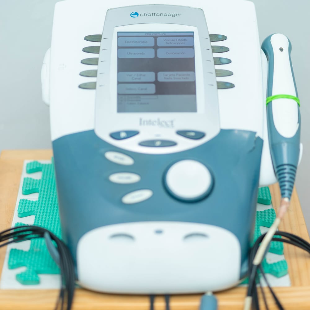 Equipo de electroterapia y ultrasonido terapéutico de la clínica
